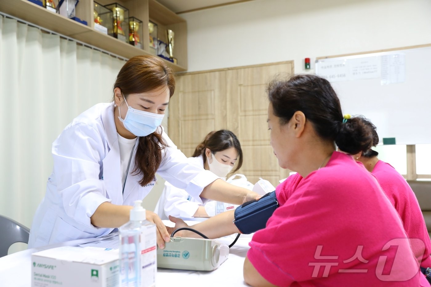 본문 이미지 - 강원 강릉아산병원이 15일 광복절을 기념해 열리는 지역 내 '제73회 사천면민 체육대회'에서 의료봉사를 진행하는 모습. (강릉아산병원 제공) 2024.8.15/뉴스1