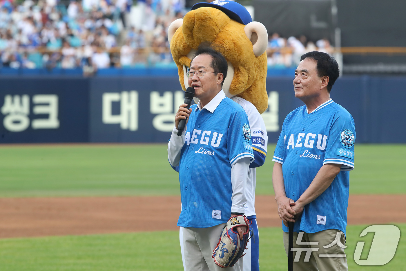 (대구=뉴스1) 공정식 기자 = 홍준표 대구시장이 15일 오후 대구 삼성라이온즈파크에서 열린 프로야구 kt 위즈와 삼성 라이온즈의 경기를 찾아 인사말을 하고 있다. 홍준표 시장과 …