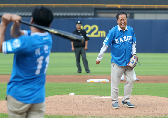야구보는 낙으로 산다는 홍준표, 삼성 연패 당하자 "공갈포에 왜 수십억 연봉?" 분통