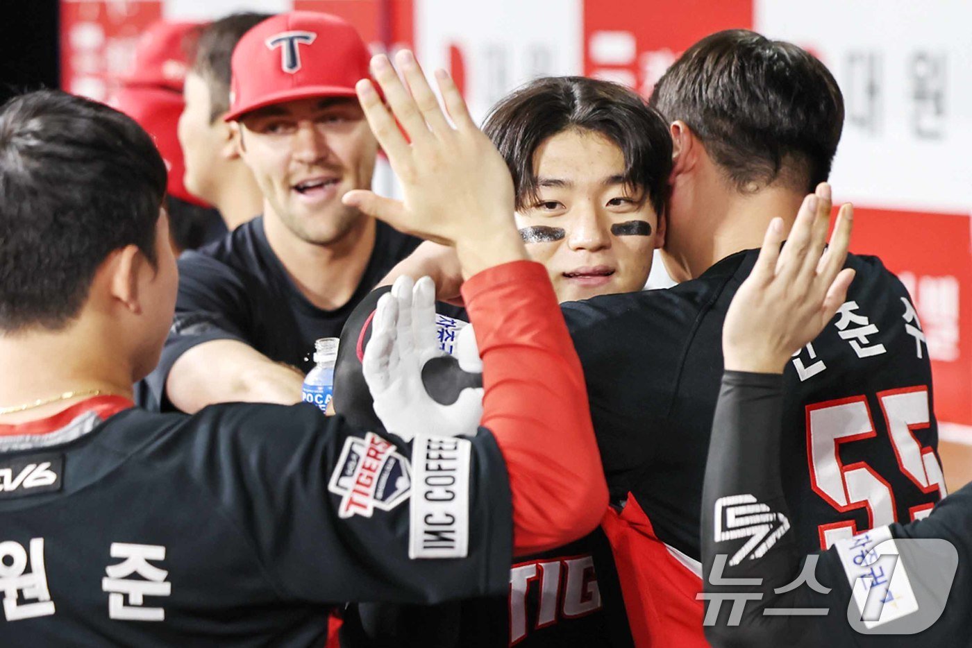 본문 이미지 - 30-30을 달성한 김도영이 동료들의 축하를 받고 있다. 2024.8.15/뉴스1 ⓒ News1 민경석 기자