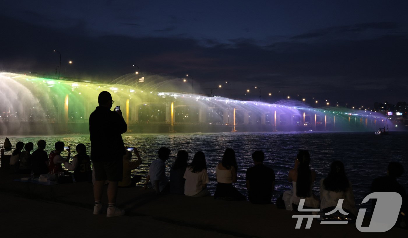 열대야가 이어진 15일 오후 서울 서초구 반포한강공원을 찾은 시민들이 여름밤 무더위를 식히고 있다. 서울의 열대야는 지난달 21일부터 이날까지 26일째 이어지면서 2018년과 같이 역대 가장 긴 열대야를 기록했다. 2024.8.15/뉴스1 ⓒ News1 구윤성 기자