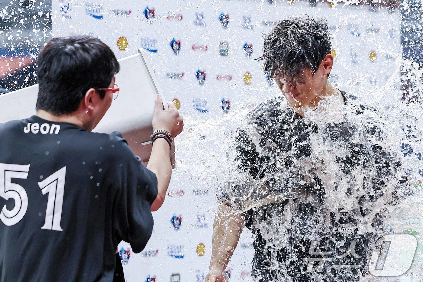 김도영이 기아의 에이스 양현종으로부터 축하 물세례를 받고 있다. 2024.8.15/뉴스1 ⓒ News1 민경석 기자