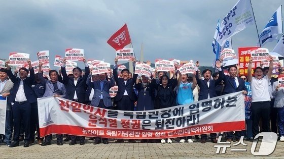 본문 이미지 - 15일 독립기념관 겨레의마루에서 열린 뉴라이트 김형석 독립기념관장 해임 촉구 집회에서 참석자들이 만세삼창을 외치고 있다. 2024.8.15. /뉴스1ⓒNews1 이시우 기자