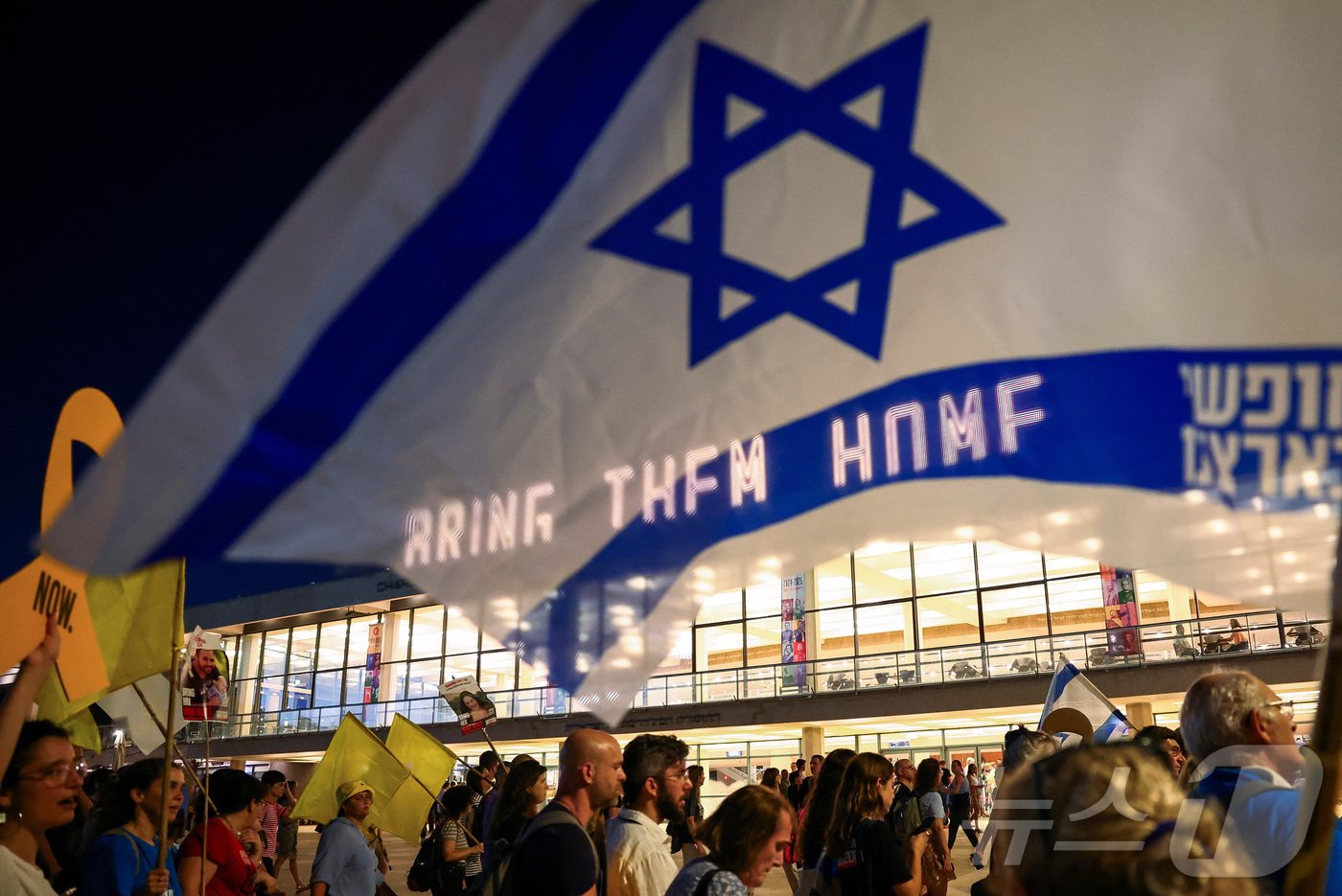 본문 이미지 - 15일(현지시간) 가자지구 휴전 협상이 재개된 가운데 이스라엘 텔아비브에서 인질 석방을 촉구하는 시위가 벌어졌다. 24.08.15 ⓒ 로이터=뉴스1 ⓒ News1 김예슬 기자