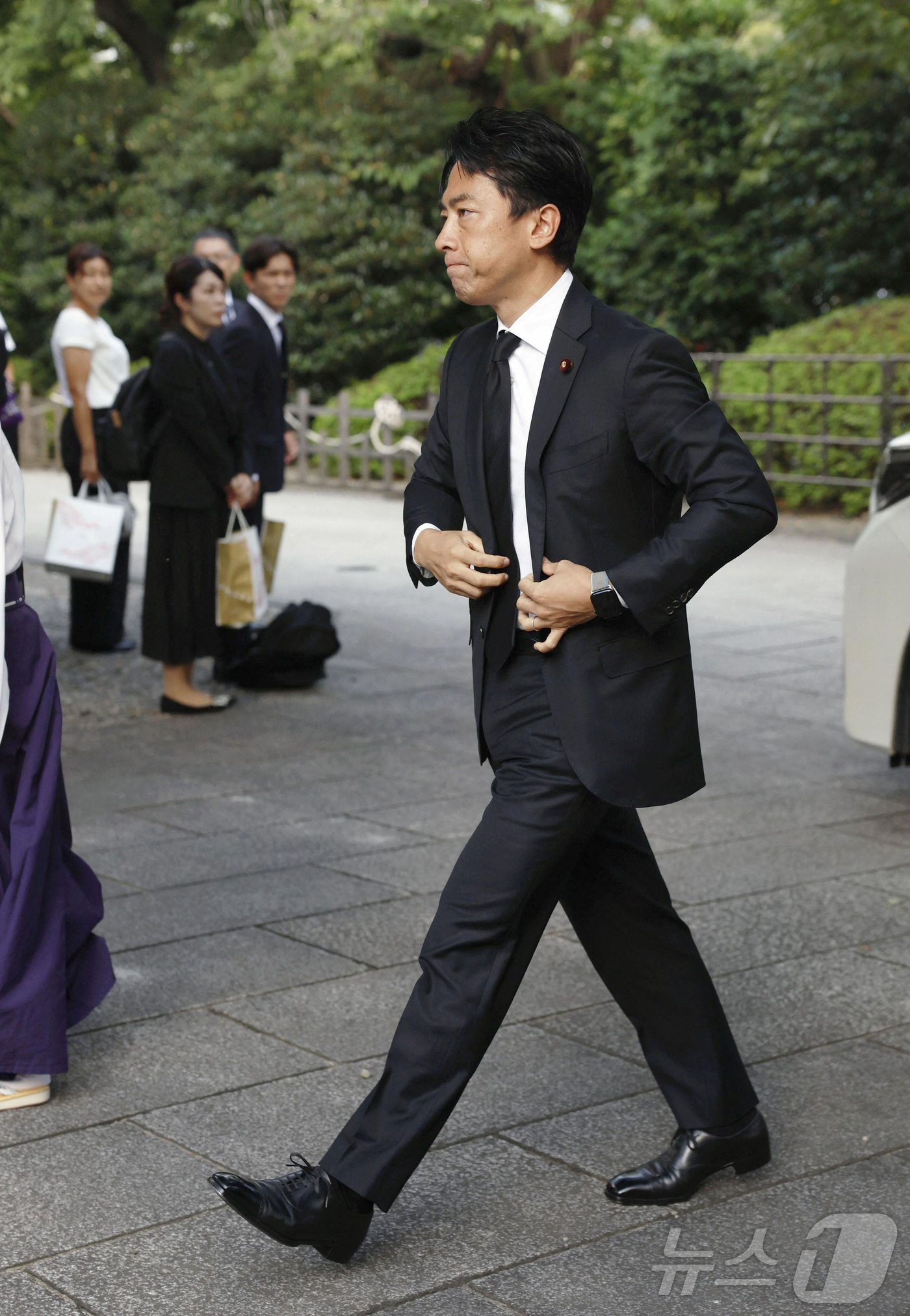 (도쿄 로이터=뉴스1) 우동명 기자 = 고이즈미 신지로 전 일본 환경상이 15일 (현지시간) 제2차 세계대전 ‘A급 전범’을 합사한 도쿄의 야스쿠니 신사를 참배하기 위해 도착하고 …