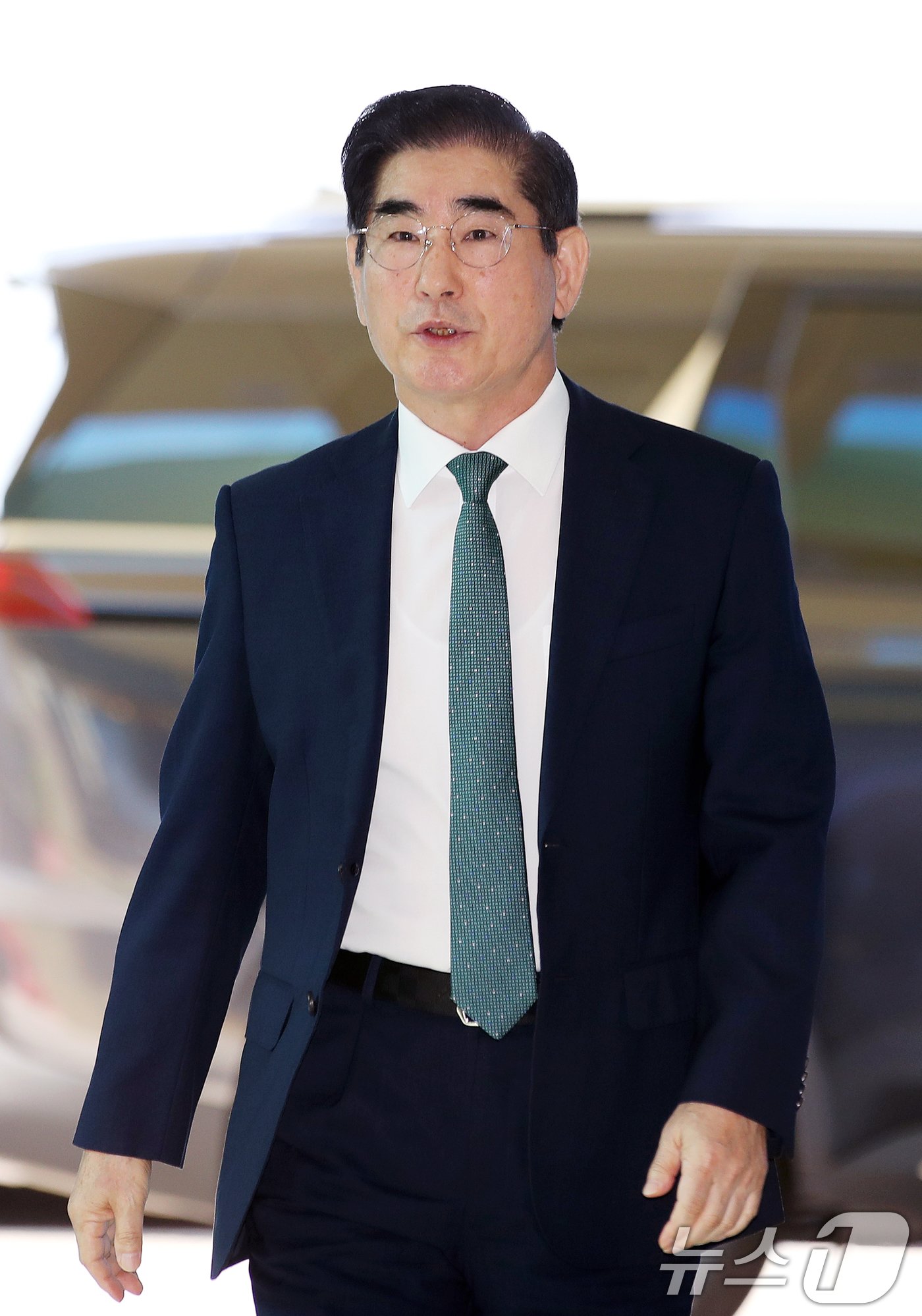 본문 이미지 - 김용현 국방부 장관 후보자가 16일 서울 용산구 국방부 내에 마련된 청문회 준비 사무실로 출근하고 있다. 2024.8.16/뉴스1 ⓒ News1 이승배 기자