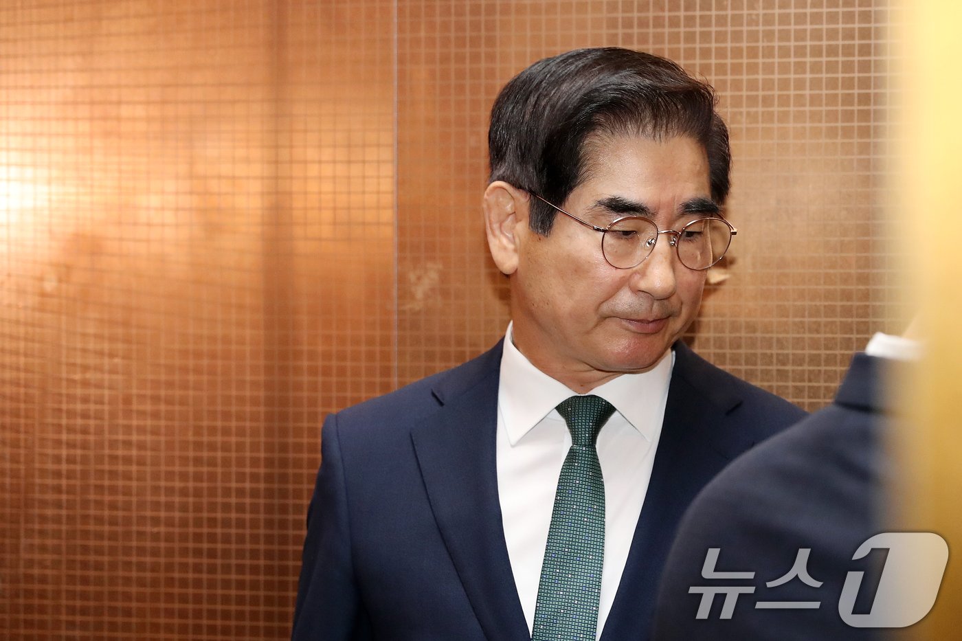 본문 이미지 - 김용현 국방부 장관 후보자가 16일 서울 용산구 국방부 내에 마련된 청문회 준비 사무실로 출근하고 있다. 2024.8.16/뉴스1 ⓒ News1 이승배 기자