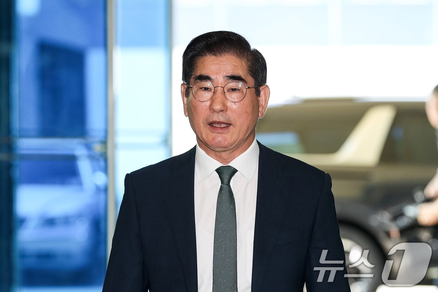 본문 이미지 - 김용현 국방부 장관 후보자가 16일 서울 용산구 국방부 내에 마련된 청문회 준비 사무실로 출근하며 취재진의 질문에 답하고 있다. 2024.8.16/뉴스1 ⓒ News1 이승배 기자