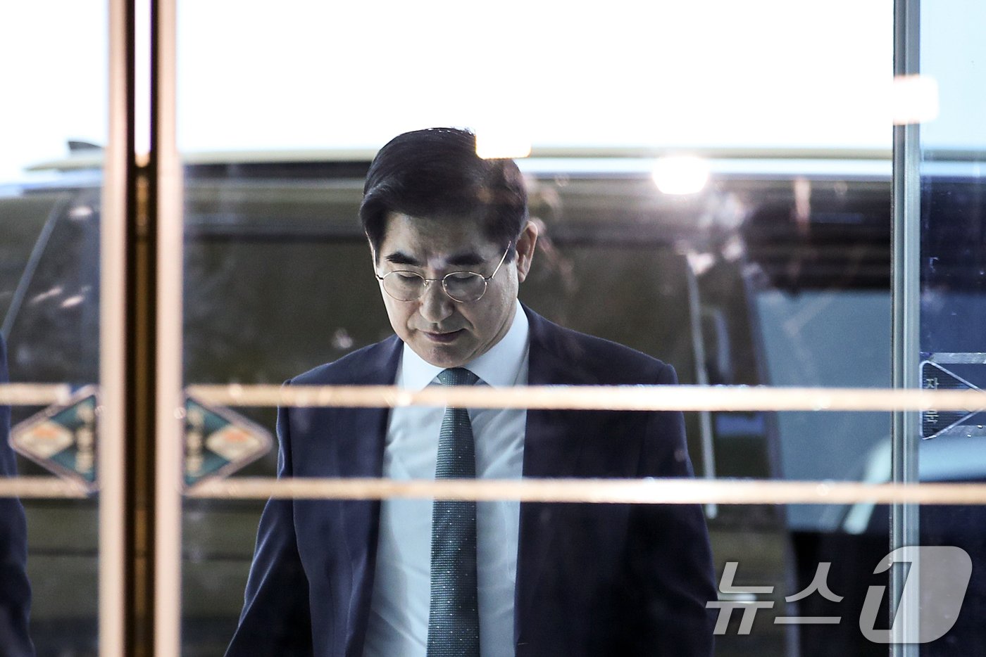 본문 이미지 - 김용현 국방부 장관 후보자가 16일 서울 용산구 국방부 내에 마련된 청문회 준비 사무실로 출근하고 있다. 2024.8.16/뉴스1 ⓒ News1 이승배 기자