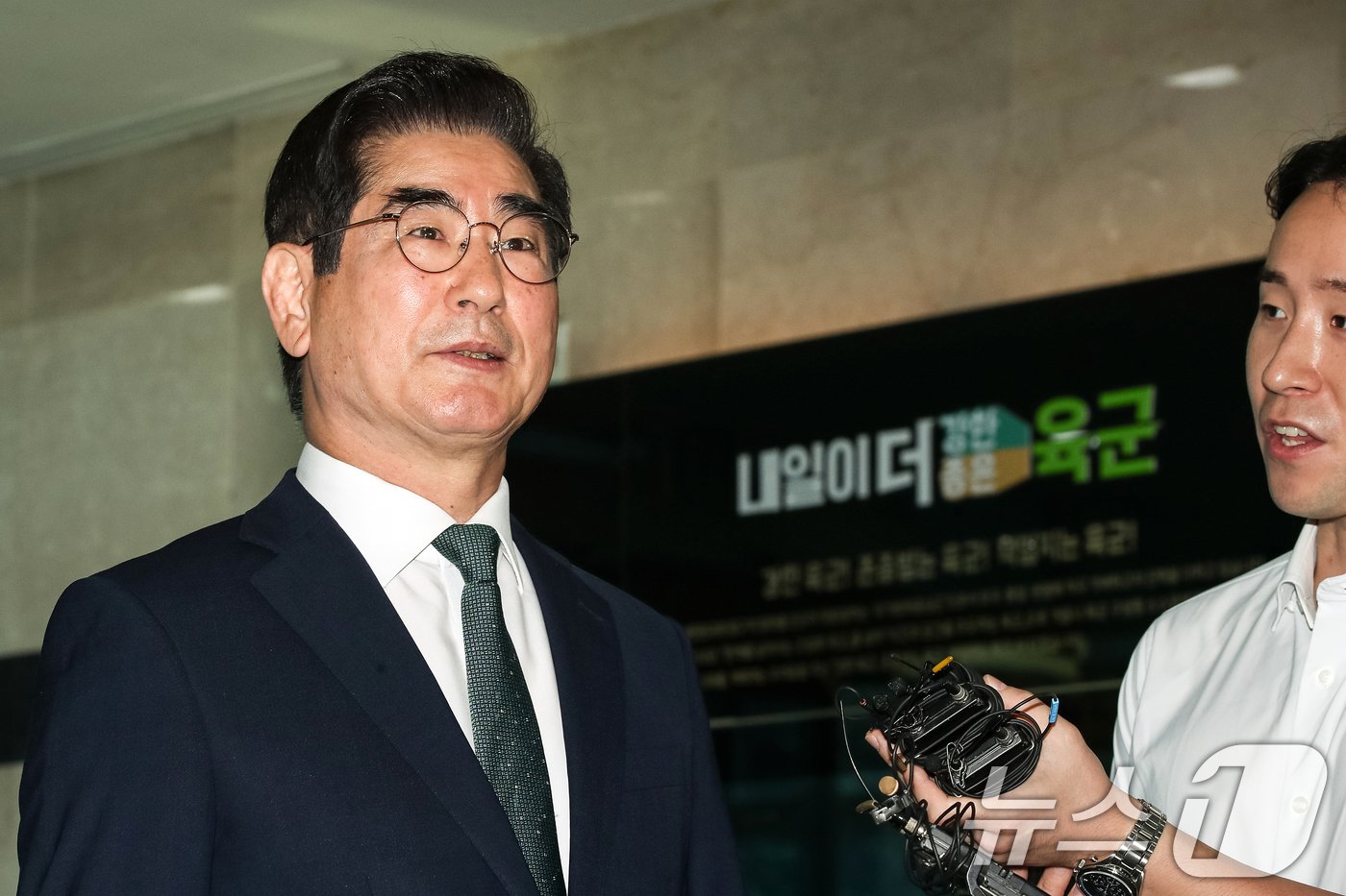 본문 이미지 - 김용현 국방부 장관 후보자가 16일 서울 용산구 국방부 내에 마련된 청문회 준비 사무실로 출근하며 취재진의 질문에 답하고 있다. 2024.8.16/뉴스1 ⓒ News1 이승배 기자