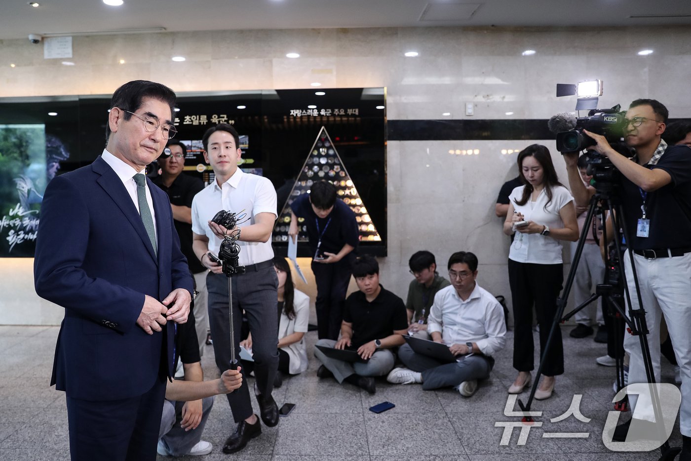 본문 이미지 - 김용현 국방부 장관 후보자가 16일 서울 용산구 국방부 내에 마련된 청문회 준비 사무실로 출근하며 취재진의 질문을 듣고 있다. 2024.8.16/뉴스1 ⓒ News1 이승배 기자