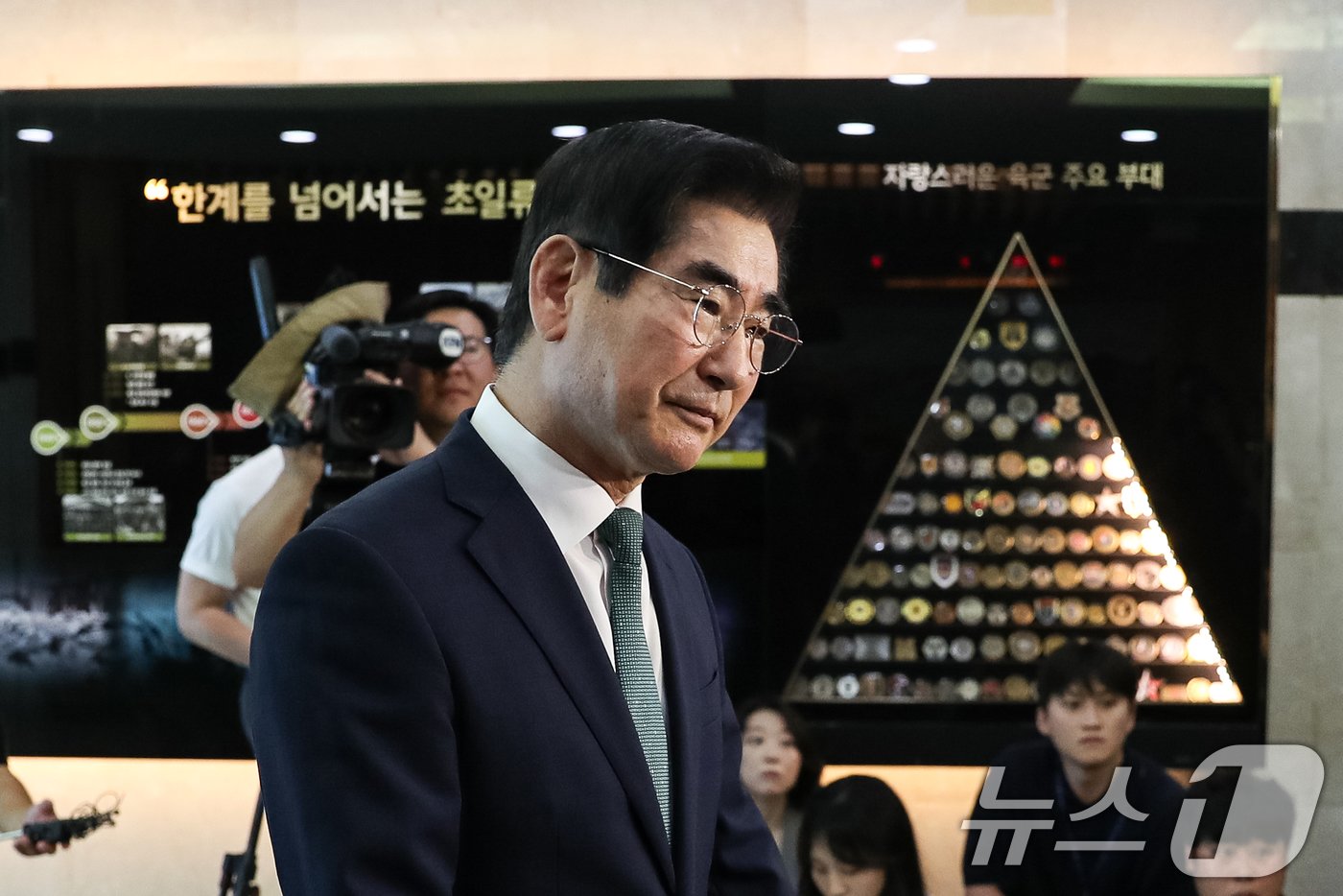 본문 이미지 - 김용현 국방부 장관 후보자가 16일 서울 용산구 국방부 내에 마련된 청문회 준비 사무실로 출근하며 취재진의 질문을 듣고 있다. 2024.8.16/뉴스1 ⓒ News1 이승배 기자