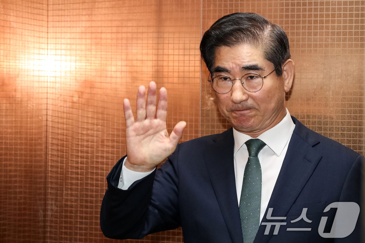 본문 이미지 - 김용현 국방부 장관 후보자가 16일 서울 용산구 국방부 내에 마련된 청문회 준비 사무실로 출근하고 있다. 2024.8.16/뉴스1 ⓒ News1 이승배 기자