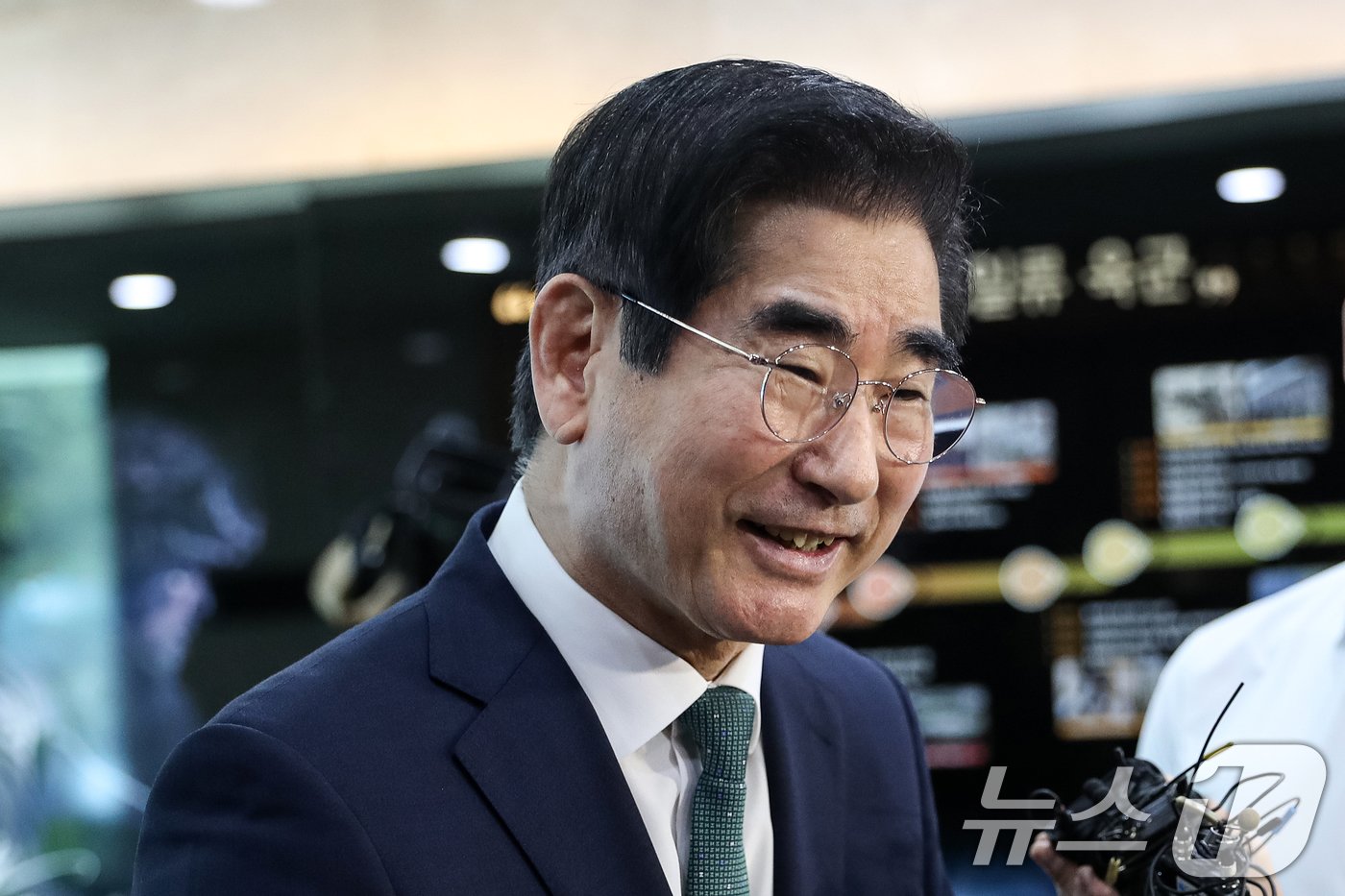 본문 이미지 - 김용현 국방부 장관 후보자가 16일 서울 용산구 국방부 내에 마련된 청문회 준비 사무실로 출근하며 취재진의 질문에 답하고 있다. 2024.8.16/뉴스1 ⓒ News1 이승배 기자