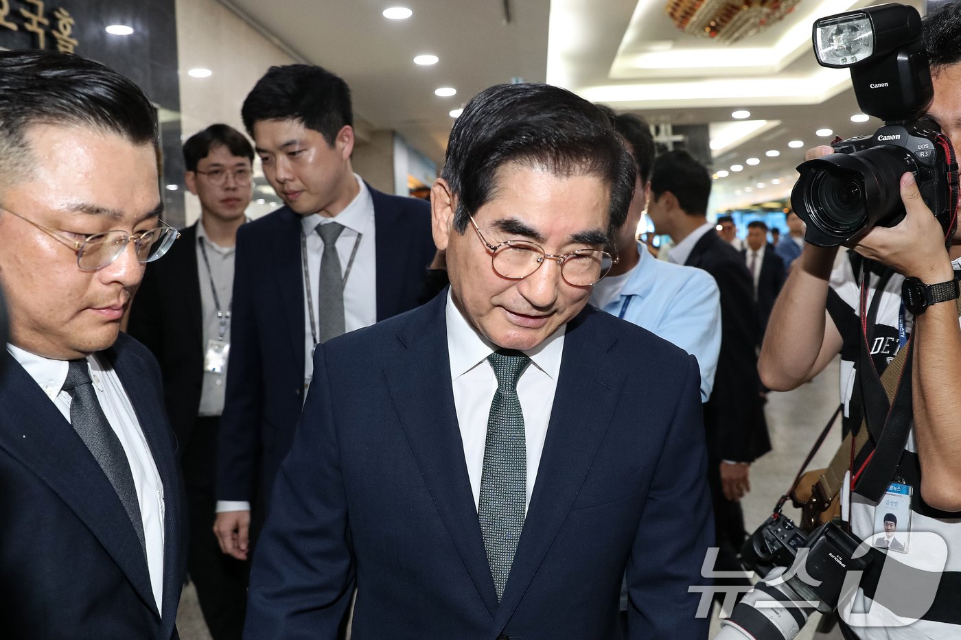 본문 이미지 - 김용현 국방부 장관 후보자가 16일 서울 용산구 국방부 내에 마련된 청문회 준비 사무실로 출근하고 있다. 2024.8.16/뉴스1 ⓒ News1 이승배 기자