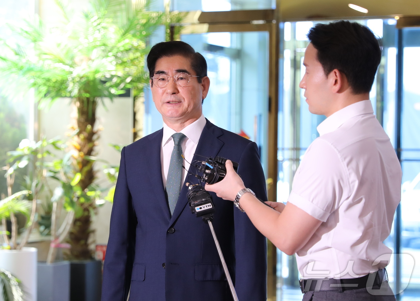 (서울=뉴스1) 신은빈 기자 = 김용현 국방부 장관 후보자가 16일 서울 용산구 국방부 육군회관 내 청문회 준비 사무실로 출근하면서 취재진 질문에 답하고 있다. 2024.8.16/ …