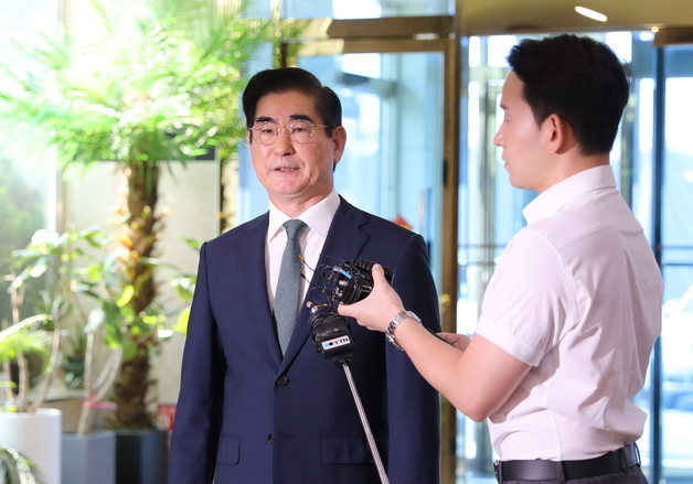 취재진 질문에 답하는 김용현 국방부 장관 후보자