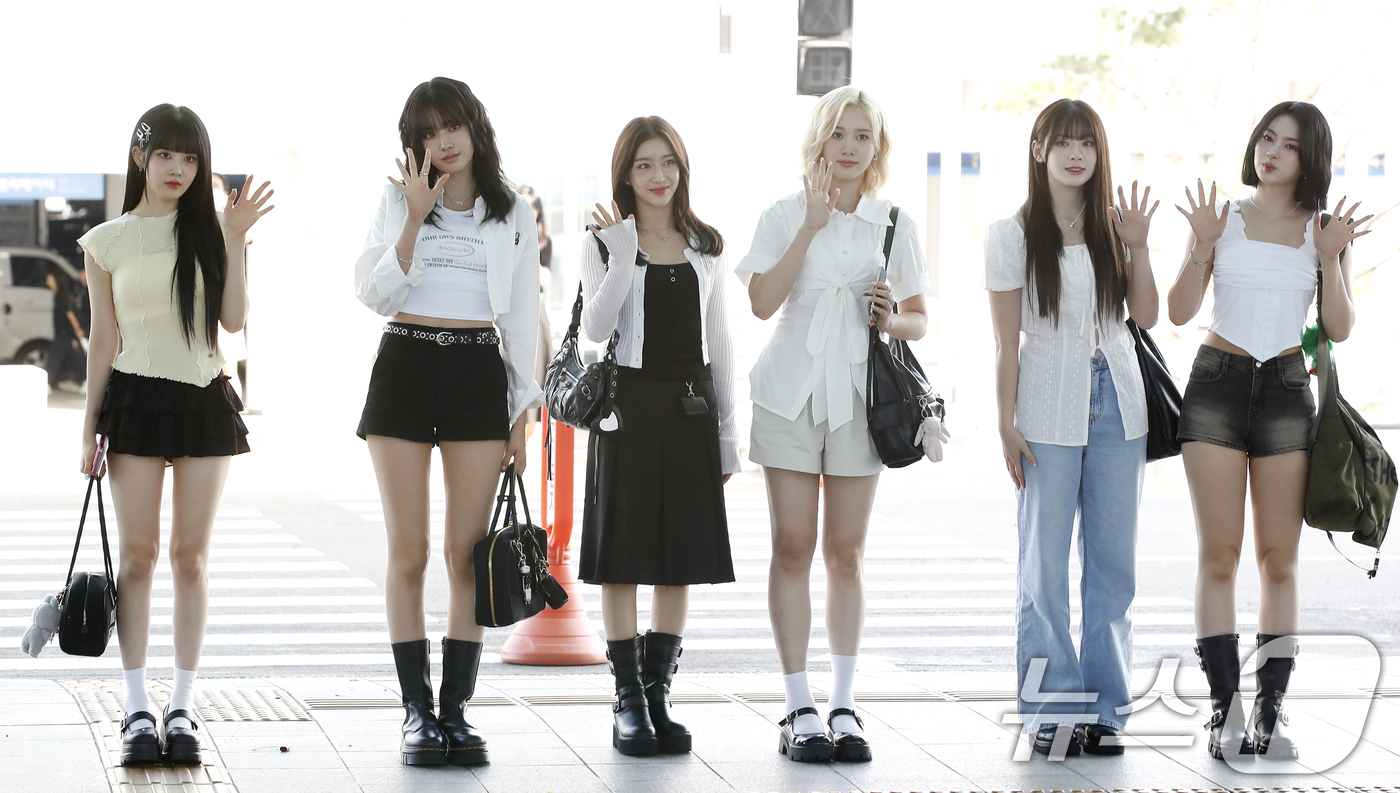 (인천공항=뉴스1) 권현진 기자 = 스테이씨 시은(왼쪽부터)과 윤, 수민, 재이, 세은, 아이사가 해외 일정을 위해 16일 인천국제공항을 통해 대만으로 출국하고 있다. 2024.8 …