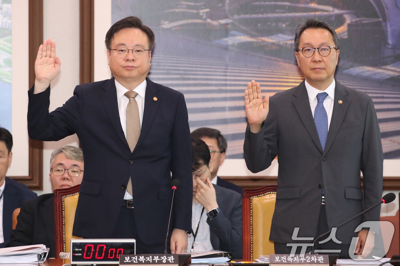 본문 이미지 - 조규홍 보건복지부장관과 박민수 2차관이 16일 오전 서울 여의도 국회에서 열린 '의대 정원 증원에 따른 의과대학 교육 점검 연석 청문회'에 출석해 증인선서를 하고 있다. 2024.8.16/뉴스1 ⓒ News1 이광호 기자