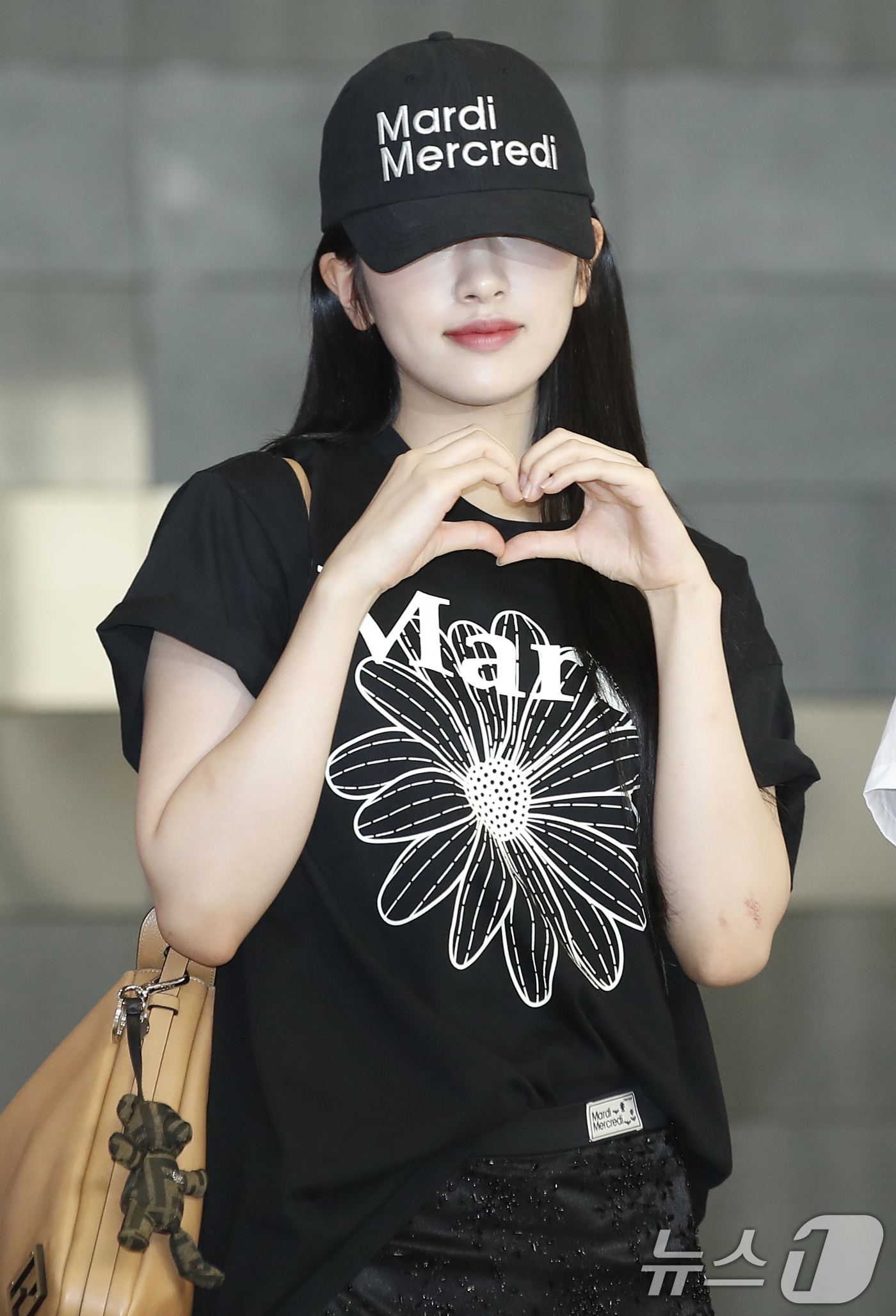 (김포공항=뉴스1) 권현진 기자 = 아이브 안유진이 해외 일정을 위해 16일 김포국제공항을 통해 일본으로 출국하기 전 인사를 하고 있다. 2024.8.16/뉴스1