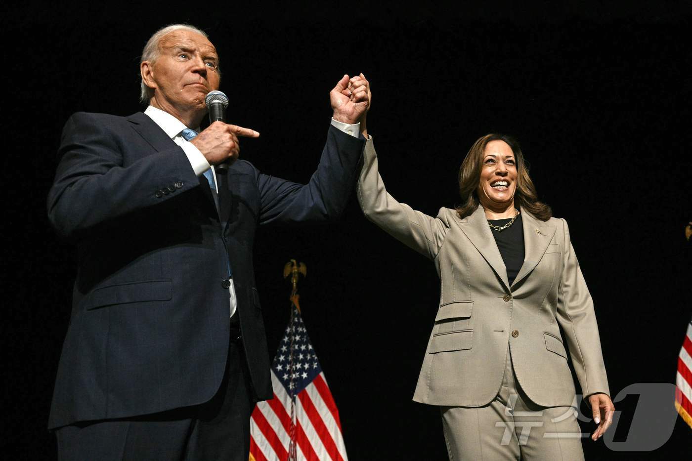 본문 이미지 - 조 바이든 미국 대통령이 지난 15일 (현지시간) 메릴랜드주 라르고의 대학에서 대선 후보 사퇴 이후 처음으로 카멀라 해리스 부통령과 합동 유세서 손을 들고 있다. 2024.08.16 ⓒ AFP=뉴스1 ⓒ News1 우동명 기자