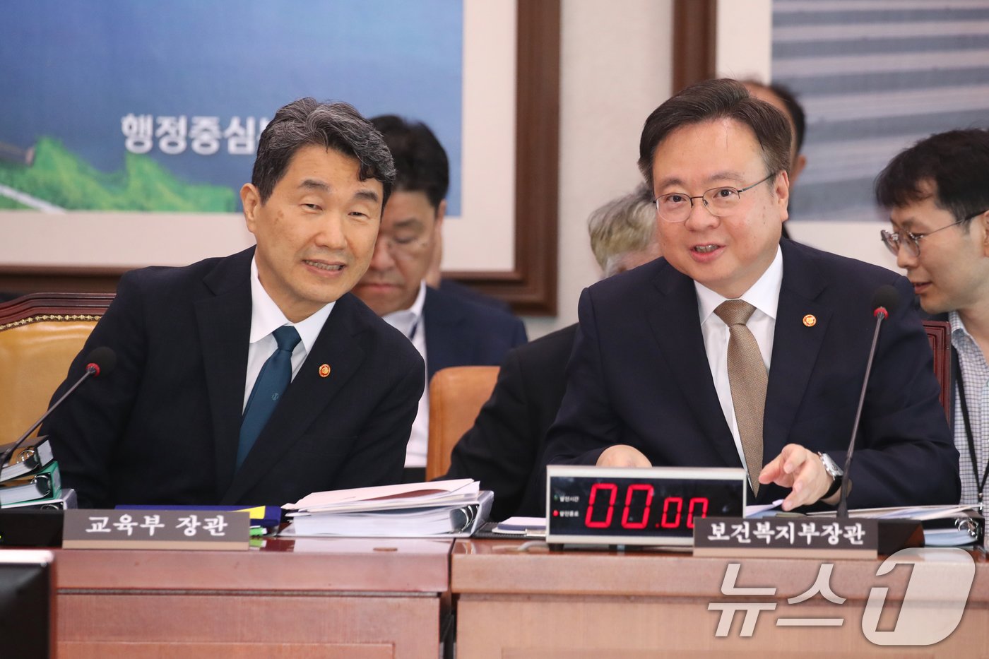 본문 이미지 - 이주호 사회부총리 겸 교육부장관과 조규홍 보건복지부장관. 2024.8.16/뉴스1 ⓒ News1 이광호 기자