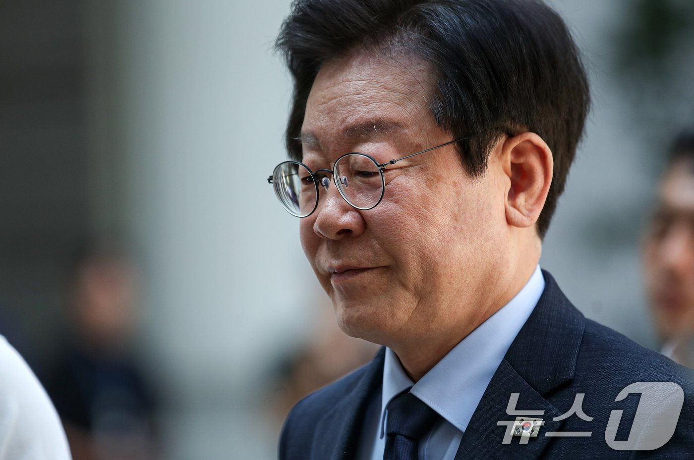 본문 이미지 - 이재명 더불어민주당 대표 후보가 16일 오전 서울 서초구 서울중앙지방법원에서 열린 '대장동 배임·성남FC 뇌물' 관련 특정범죄가중처벌등에관한법률위반(뇌물)등 공판에 출석하고 있다. 2024.8.16/뉴스1 ⓒ News1 이승배 기자