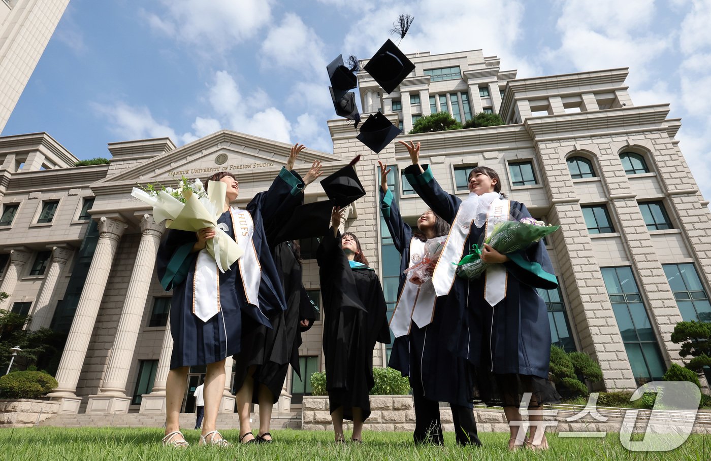 본문 이미지 - 2024년 후기 학위수여식이 열린 16일 서울 동대문구 한국외국어대학교에서 졸업생들이 학사모를 던지고 있다. 2024.8.16/뉴스1 ⓒ News1 이동해 기자