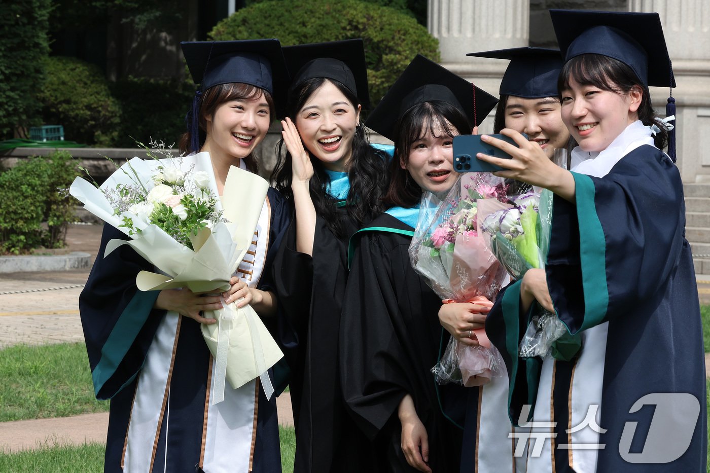 본문 이미지 - 졸업생들이 16일 서울 동대문구 한국외국어대학교에서 열린 2024년 후기 학위수여식을 마치고 기념촬영을 하고 있다. 2024.8.16/뉴스1 ⓒ News1 이동해 기자