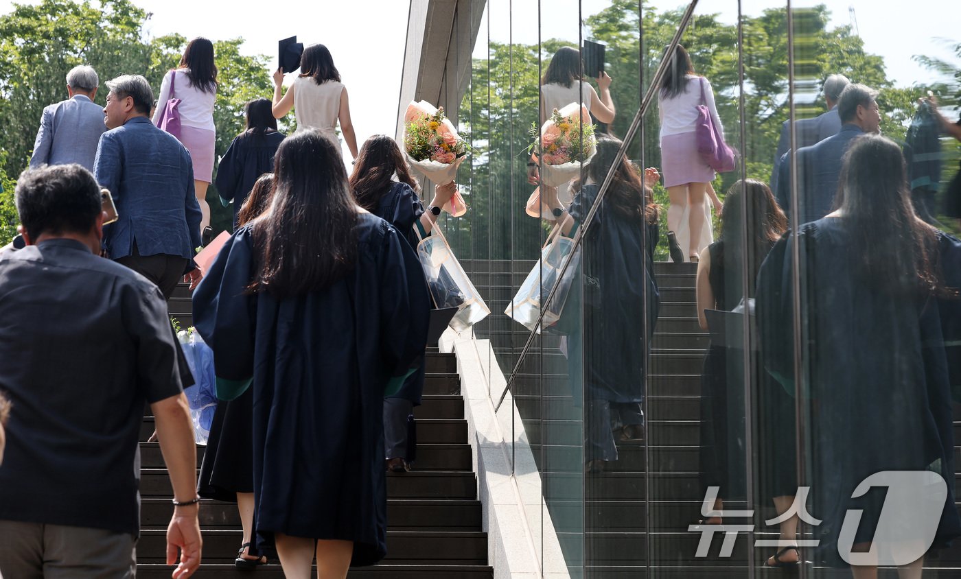 본문 이미지 - 2024년 후기 학위수여식이 열린 16일 서울 동대문구 한국외국어대학교에서 졸업생들이 계단을 오르고 있다. 2024.8.16/뉴스1 ⓒ News1 이동해 기자