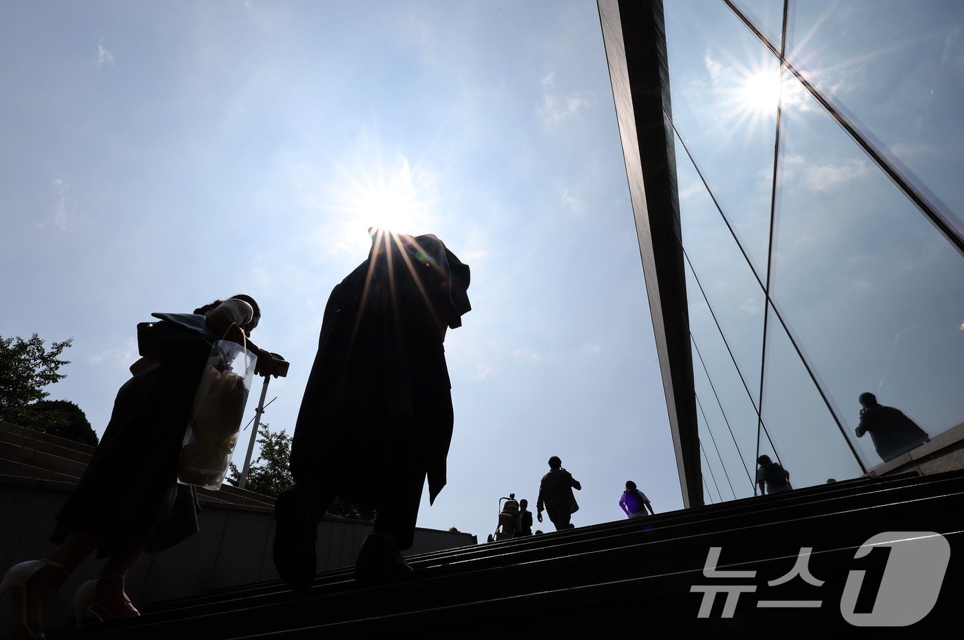 본문 이미지 - 2024년 후기 학위수여식이 열린 16일 서울 동대문구 한국외국어대학교에서 졸업생들이 계단을 오르고 있다. 2024.8.16/뉴스1 ⓒ News1 이동해 기자