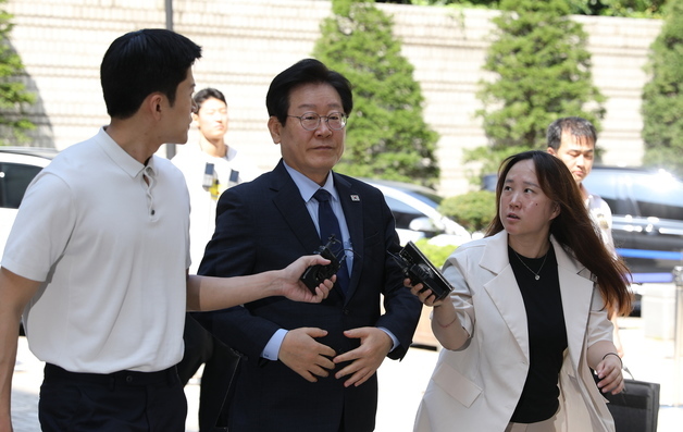 취재진 질문에 묵묵부답하는 이재명