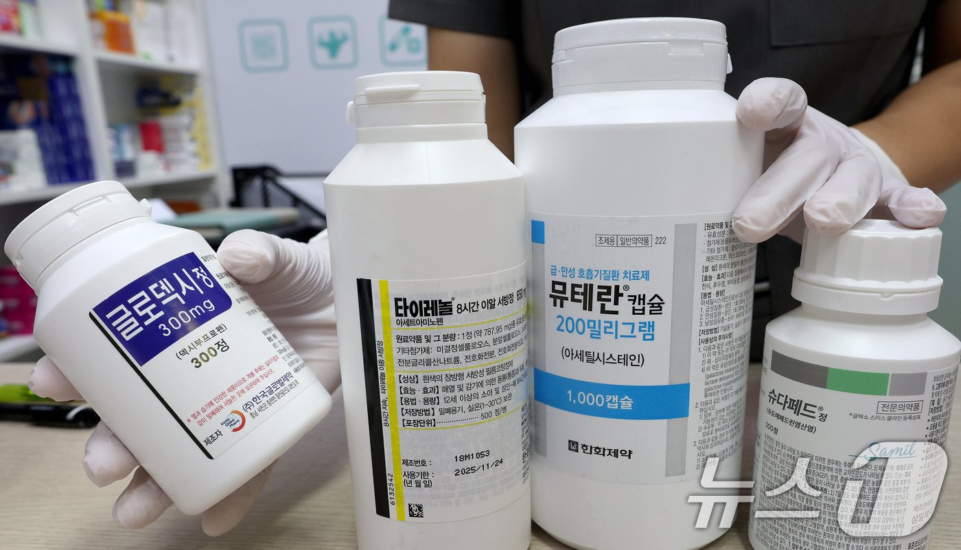 본문 이미지 - 코로나19 확산으로 치료제 공급 부족이 이어지고 있는 16일 서울시내 약국에서 약사가 코로나19 처방에 전용 치료제 대신 쓰이고 있는 감기약 등을 들어 보이고 있다.  2024.8.16/뉴스1 ⓒ News1 장수영 기자