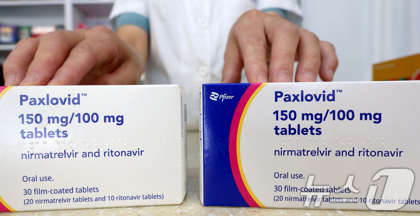 본문 이미지 - 코로나19 확산세가 커지는 가운데 16일 서울시내 약국에서 약사가 코로나19 치료제 팍스로비드를 들고 있다. 국민의힘 한지아 의원실이 질병관리청으로부터 받은 코로나 치료제 수급 현황에 따르면 8월 첫 주 전국 약국·의료기관에 대한 치료제 공급량은 신청량 대비 16.7% 수준으로 나타나 치료제 부족 현상이 일고 있는 것으로 나타났다. 2024.8.16/뉴스1 ⓒ News1 장수영 기자