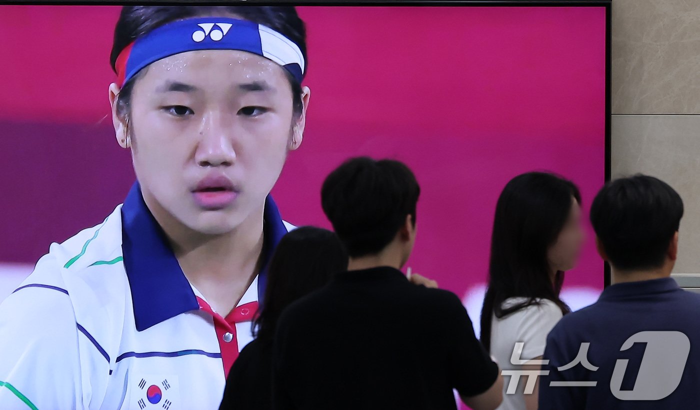 본문 이미지 - 대한배드민턴협회가 2024 파리올림픽 배드민턴 여자 단식 금메달리스트 안세영이 대한배드민턴협회의 선수 관리, 훈련 방식 등에 문제를 제기하고 나선 것과 관련해 16일 비공개 진상조사위원회를 열었다. 사진은 이날 서울 송파구 올림픽회관에 나오는 2020 도쿄올림픽에 출전한 안세영의 영상 모습. 2024.8.16/뉴스1 ⓒ News1 김성진 기자