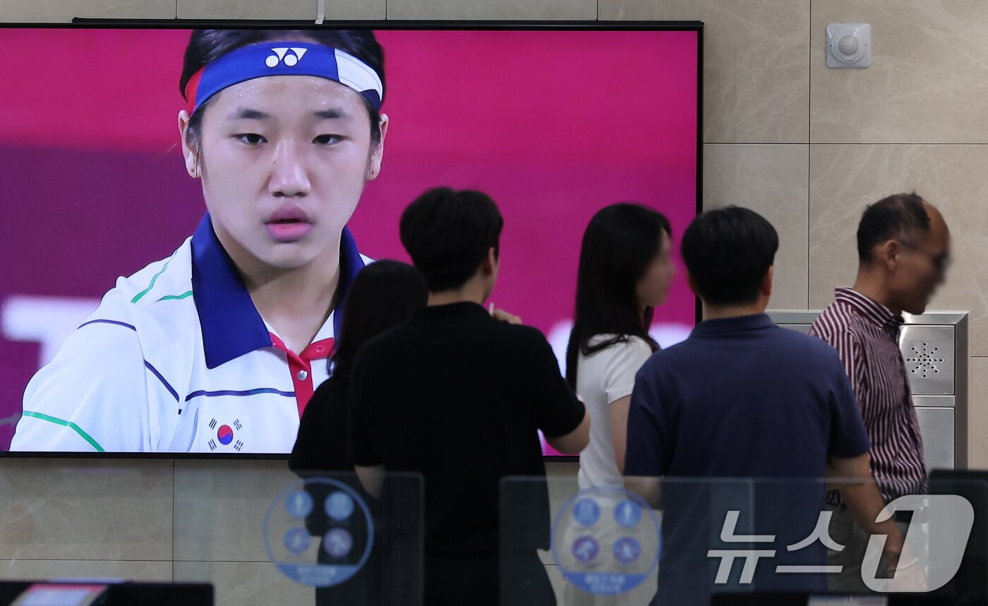 본문 이미지 - 대한배드민턴협회가 2024 파리올림픽 배드민턴 여자 단식 금메달리스트 안세영이 대한배드민턴협회의 선수 관리, 훈련 방식 등에 문제를 제기하고 나선 것과 관련해 16일 비공개 진상조사위원회를 열기로 했다. 진상조사위원회는 변호사 2명, 교수, 협회 인권위원장과 감사 등 5명의 위원으로 꾸려진다. 배드민턴협회는 &#34;진상조사위원회를 통해 국가대표 선수단의 선수 부상 관리와 국제 대회 참가 시스템, 대표 선수 훈련 시스템, 관리 규정 등을 조사해, 제도 개선 및 배드민턴 발전 방안을 강구하겠다＂고 밝혔다. 사진은 이날 서울 송파구 올림픽회관에 나오는 2020 도쿄올림픽에 출전한 안세영의 영상 모습. 2024.8.16/뉴스1 ⓒ News1 김성진 기자