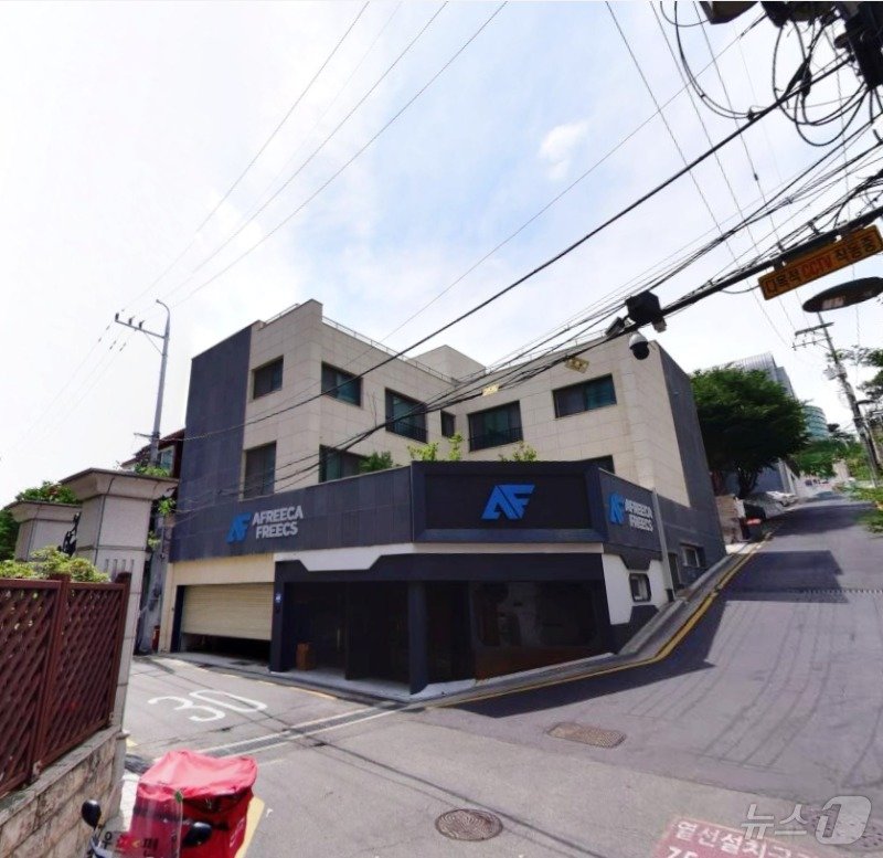 본문 이미지 - 한승연은 2017년 5월에 서울 강남 삼성동의 한 건물을 토지 3.3㎡당 3640만 원, 총 37억 원에 계약했다. 이후 약 13억 4000만 원을 들여 지하 1층~지상2층 규모로 건물을 신축했다.(네이버 지도 제공)