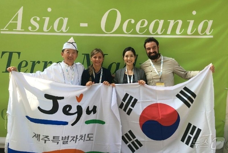 본문 이미지 -  국제 요리 대회에 참가한 강창건씨가 기념촬영을 하고 있다&#40;강창건씨 제공&#41;/뉴스1