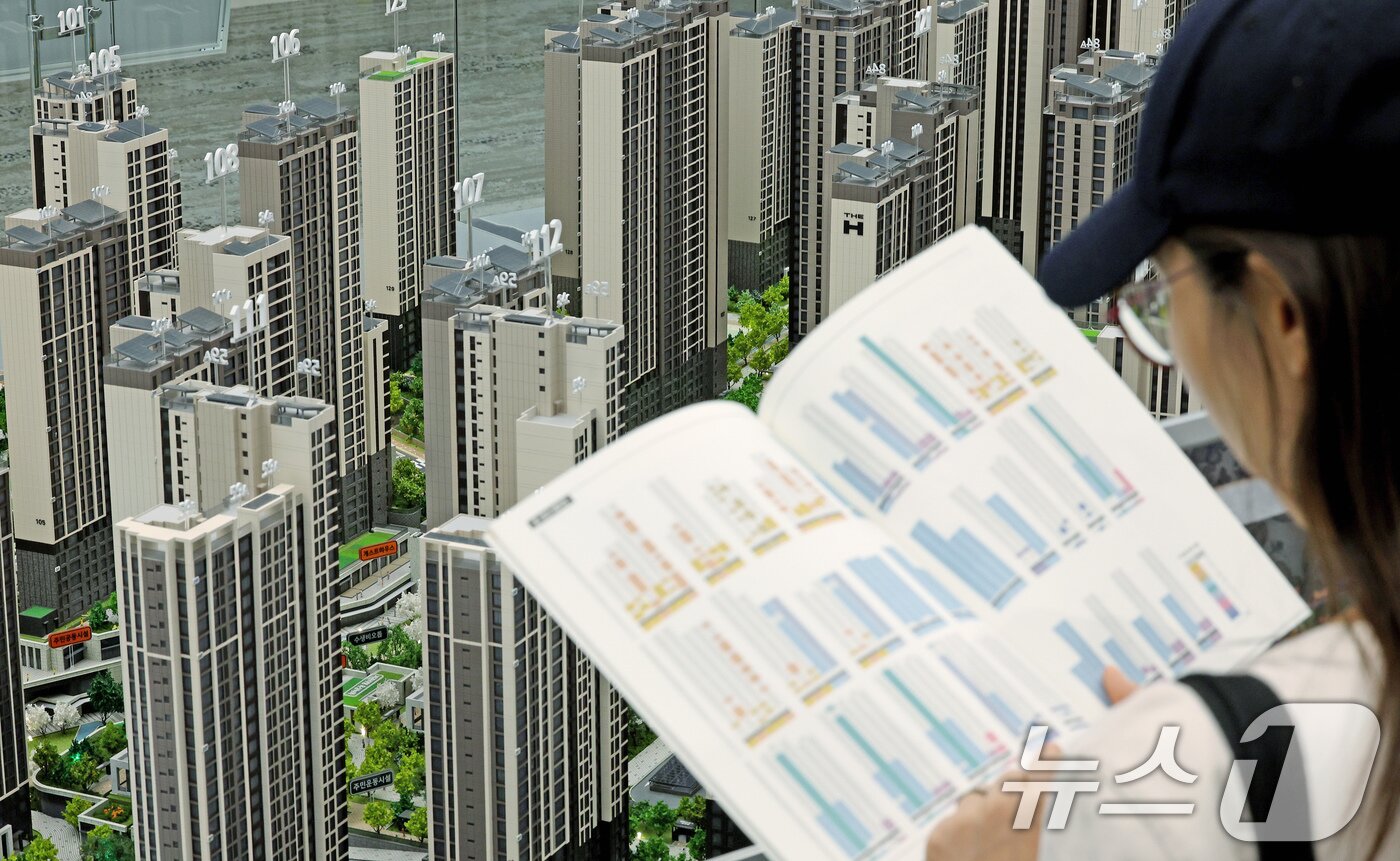 본문 이미지 - 예비 청약자들이 아파트 단지 모형을 살펴보고 있다. /뉴스1 ⓒ News1 장수영 기자