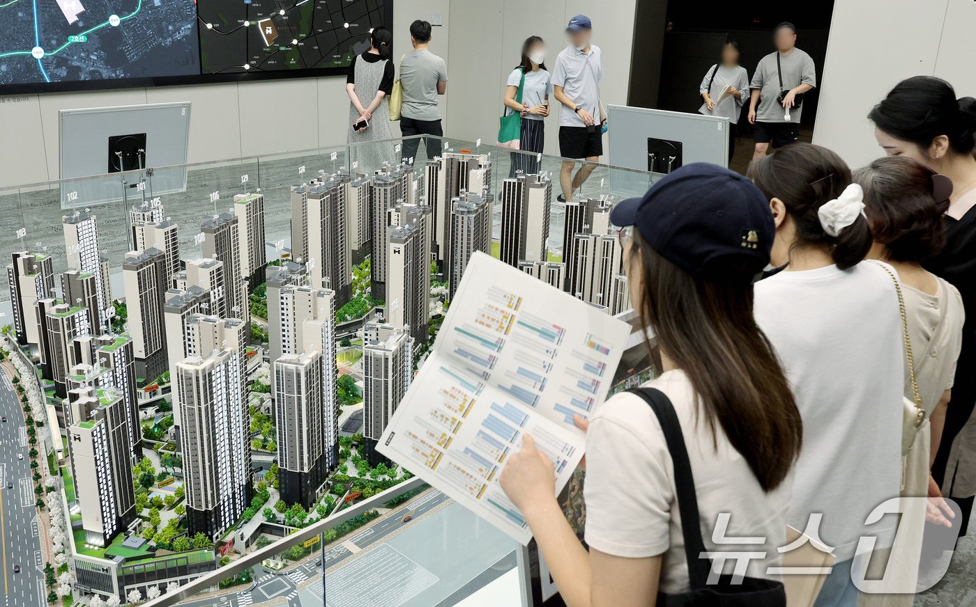 본문 이미지 - 16일 서울 서초구에서 개관한 디에이치 방배 견본주택을 찾은 예비 청약자들이 아파트 단지 모형을 살펴보고 있다. 2024.8.16/뉴스1 ⓒ News1 장수영 기자