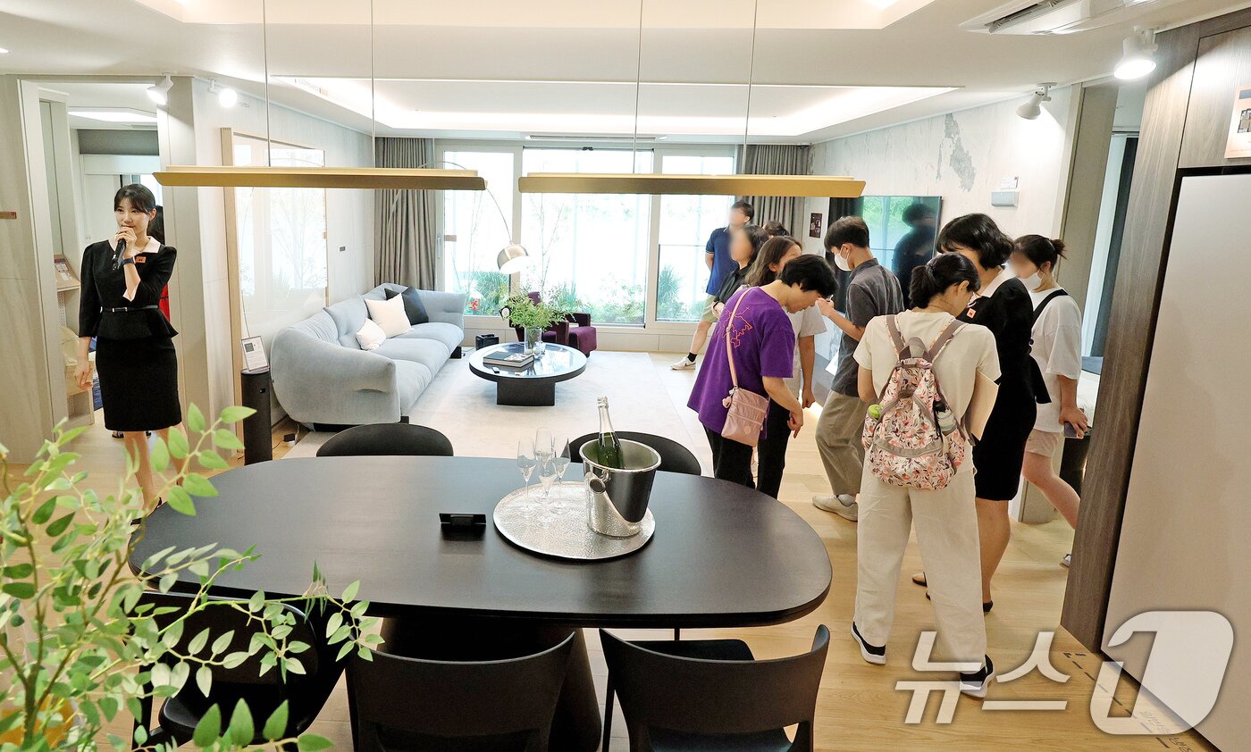 본문 이미지 - 견본주택을 찾은 예비 청약자들이 평형별 주택 내부 모습을 살펴보고 있다. ⓒ 뉴스1 장수영 기자