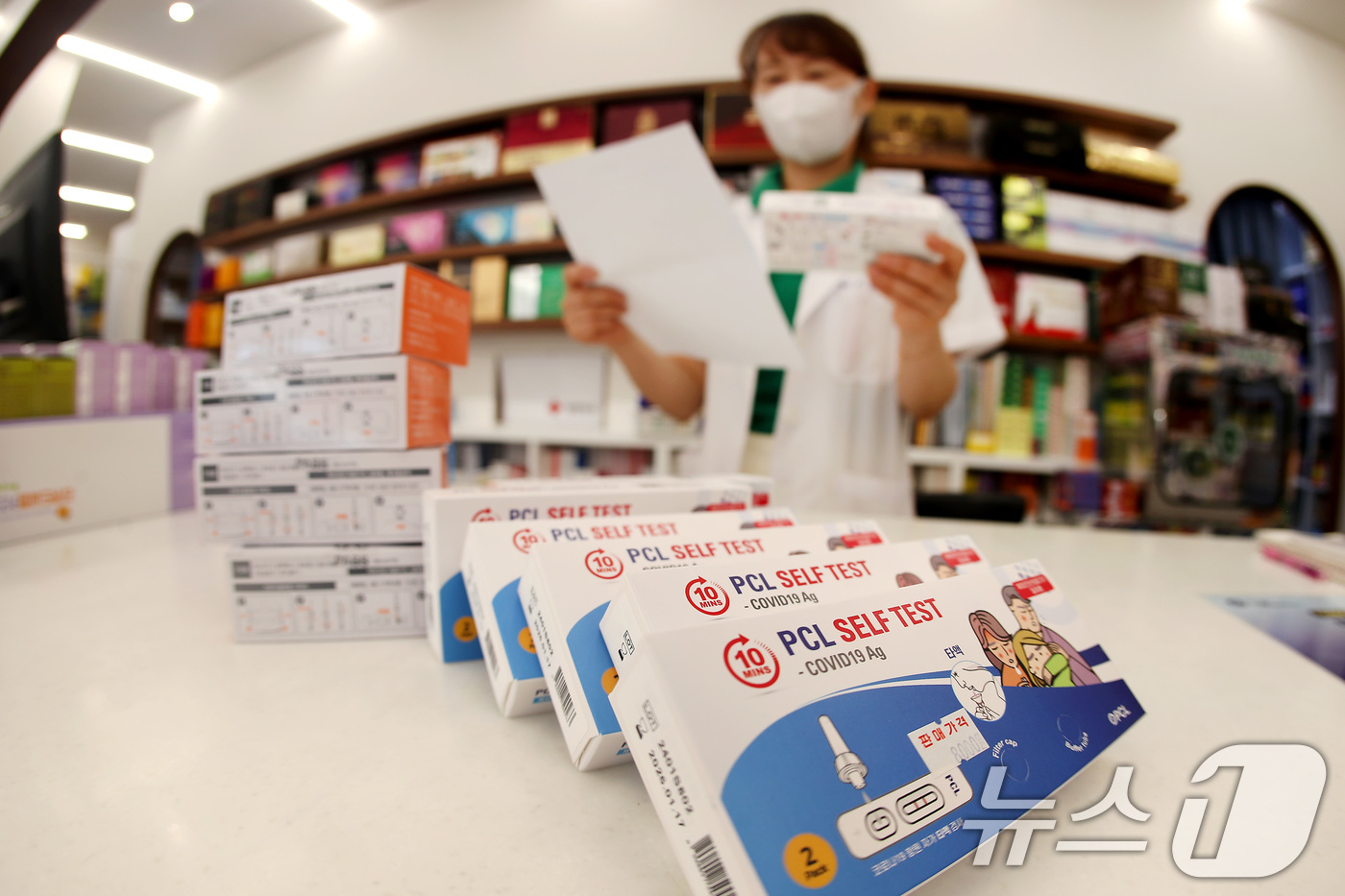 (대구=뉴스1) 공정식 기자 = 16일 대구 중구의 한 약국에서 약사가 소량 입고된 코로나19 자가진단 키트를 확인하고 있다.코로나19 환자가 6주 만에 약 22배 폭증하면서 전국 …