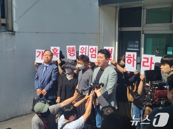 본문 이미지 - 16일 춘천지법에서 피해자 박모 훈련병의 변호인과 군인권센터 관계자가 중대장·부중대장의 엄벌을 촉구하고 있다. 2024.8.16/뉴스1 이종재기자
