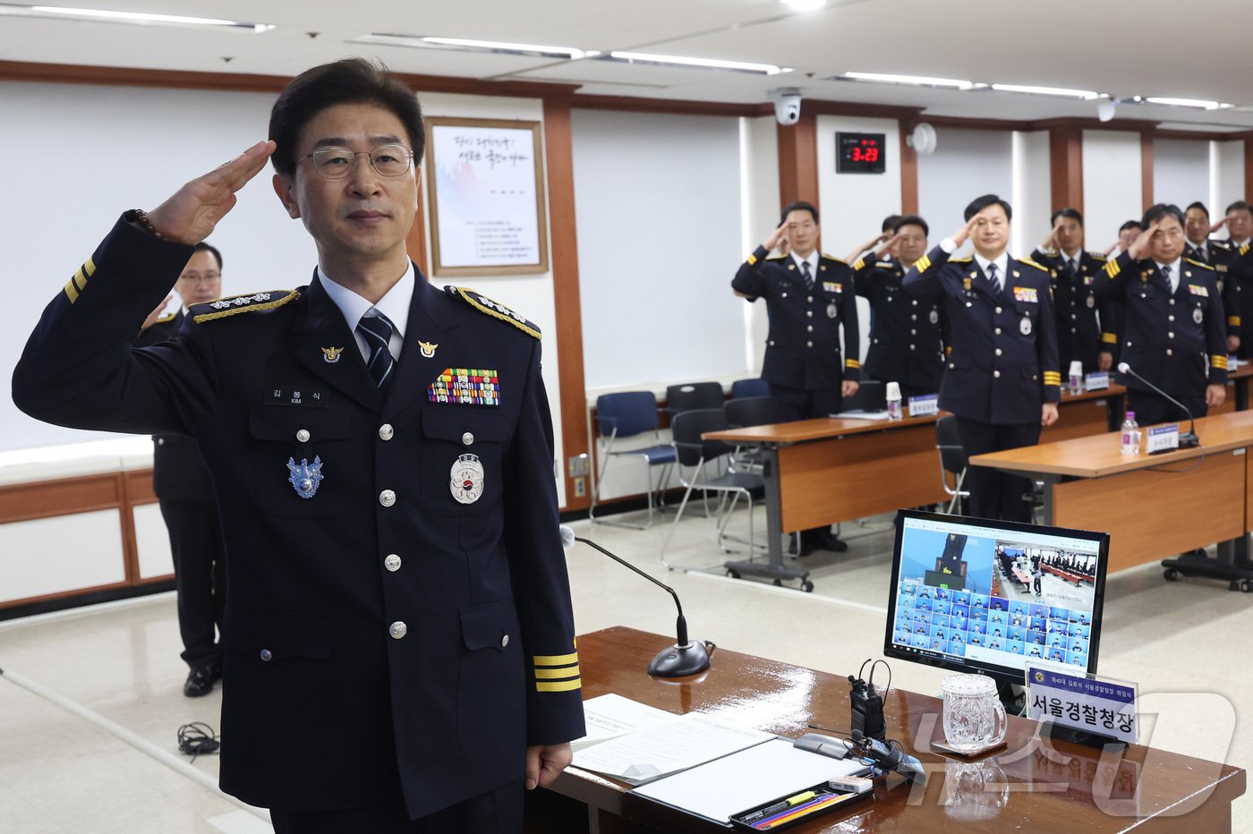 본문 이미지 - 김봉식 신임 서울경찰청장이 16일 오후 서울 종로구 내자동 서울지방경찰청에서 열린 취임식에서 국민의례 하고 있다. 2024.8.16/뉴스1 ⓒ News1 박정호 기자