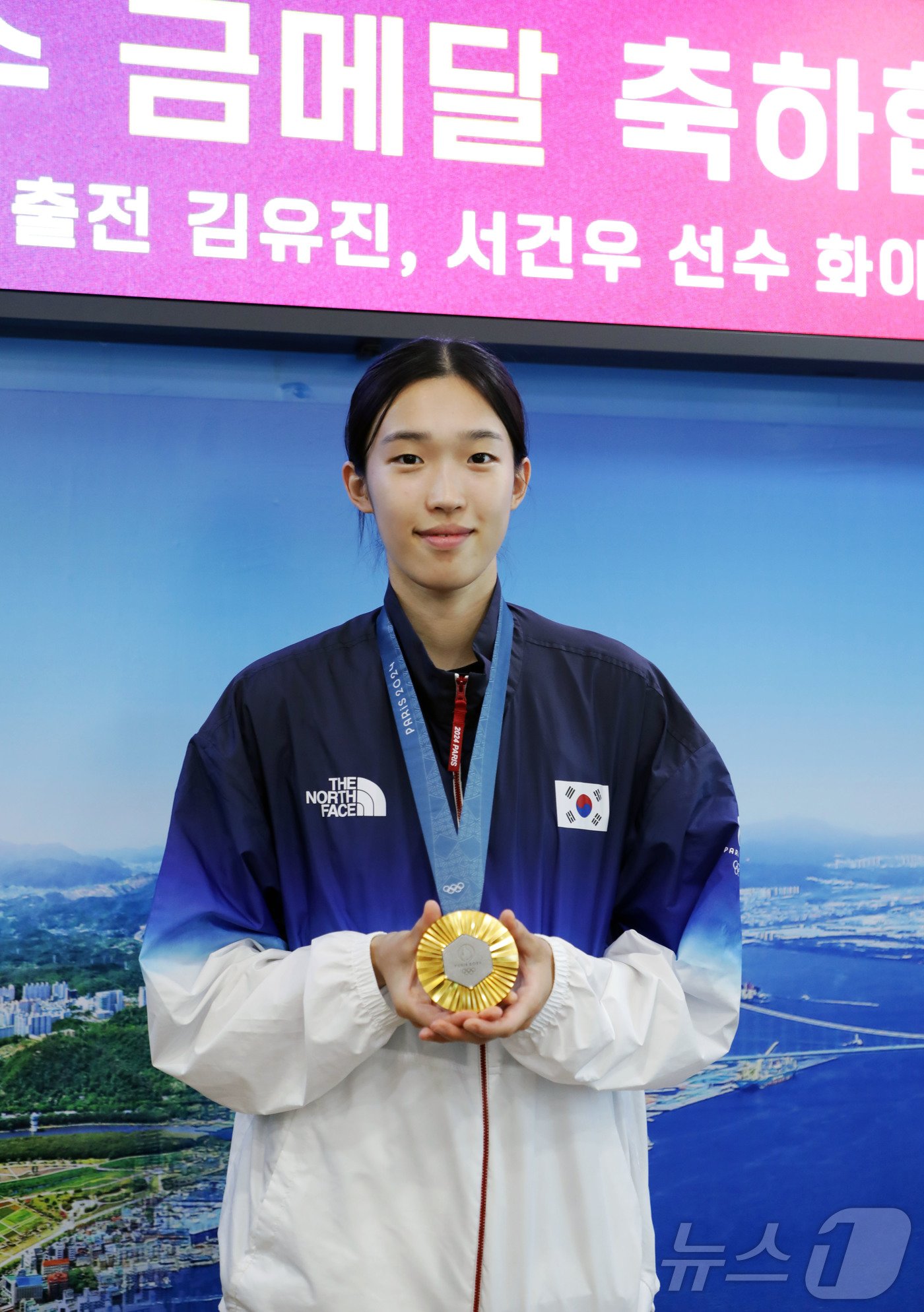 파리올림픽 태권도 여자 57kg급에서 금메달을 따낸 울산광역시 체육회 소속 김유진&#40;23&#41;이 16일 울산 남구 울산시청 시장실에서 메달을 들어 보이고 있다. 2024.8.16/뉴스1 ⓒ News1 김지혜 기자