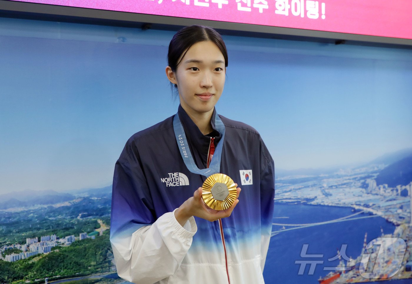 파리올림픽 태권도 여자 57kg급에서 금메달을 따낸 울산광역시 체육회 소속 김유진&#40;23&#41;이 16일 울산 남구 울산시청 시장실에서 메달을 들어 보이고 있다. 2024.8.16/뉴스1 ⓒ News1 김지혜 기자