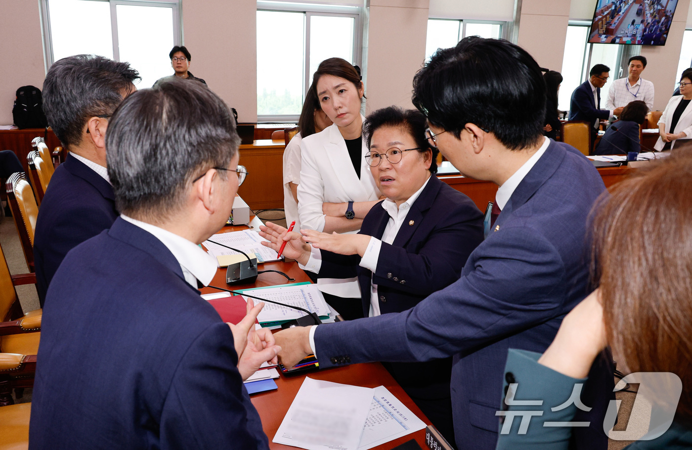 (서울=뉴스1) 안은나 기자 = 국회 교육위원회 문정복 더불어민주당 간사와 강선우 의원, 조정훈 국민의힘 간사와 김미애 의원이 16일 오후 서울 여의도 국회에서 열린 '의대 정원 …