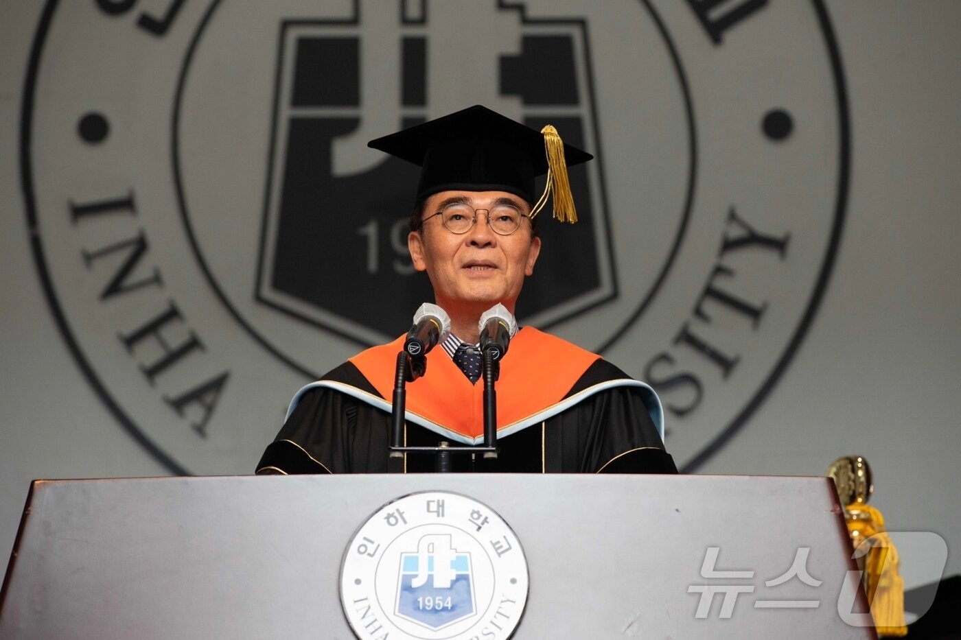 본문 이미지 - 16일 인하대학교 본관 대강당에서 열린 2024년 8월 학위수여식에서 조명우 총장이 훈사를 하고 있다.(인하대 제공)2024.8.16/뉴스1