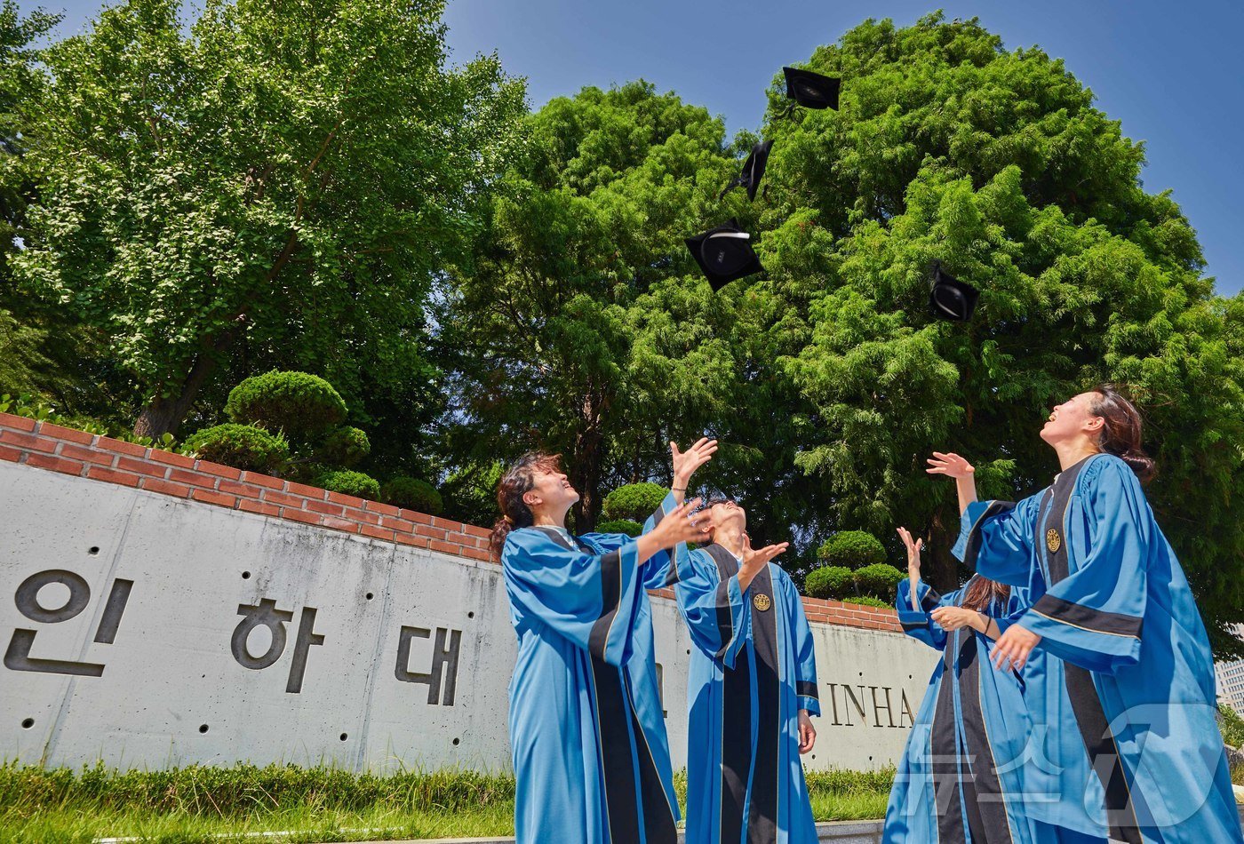 16일 인하대학교에서 열린 2024년 8월 학위수여식에서 졸업생들이 졸업을 축하하며 학사모를 던지고 있다.&#40;인하대 제공&#41;2024.8.16/뉴스1 ⓒ News1 박소영 기자