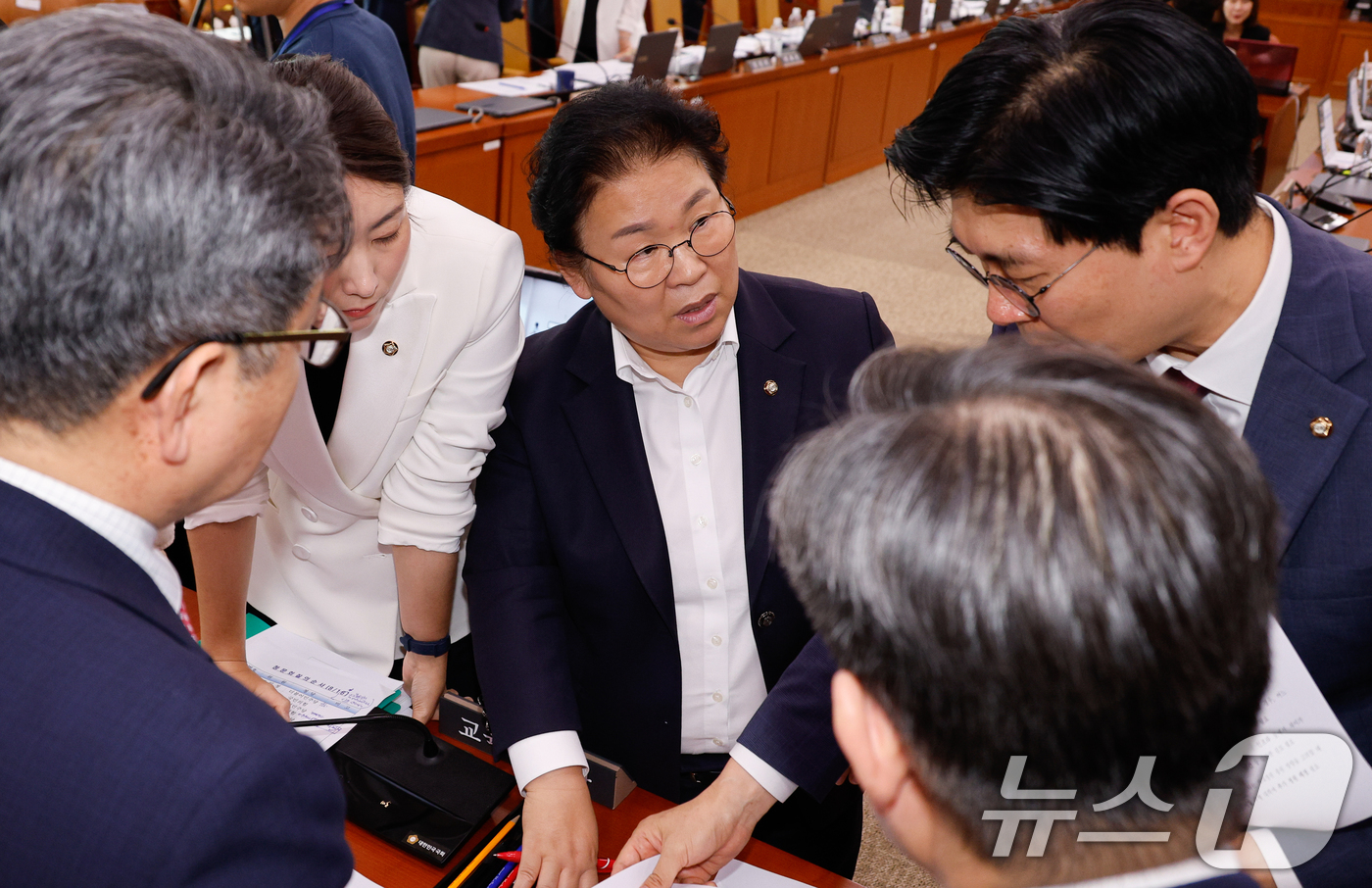 (서울=뉴스1) 안은나 기자 = 국회 교육위원회 문정복 더불어민주당 간사와 조정훈 국민의힘 간사가 16일 오후 서울 여의도 국회에서 열린 '의대 정원 증원에 따른 의과대학 교육 점 …